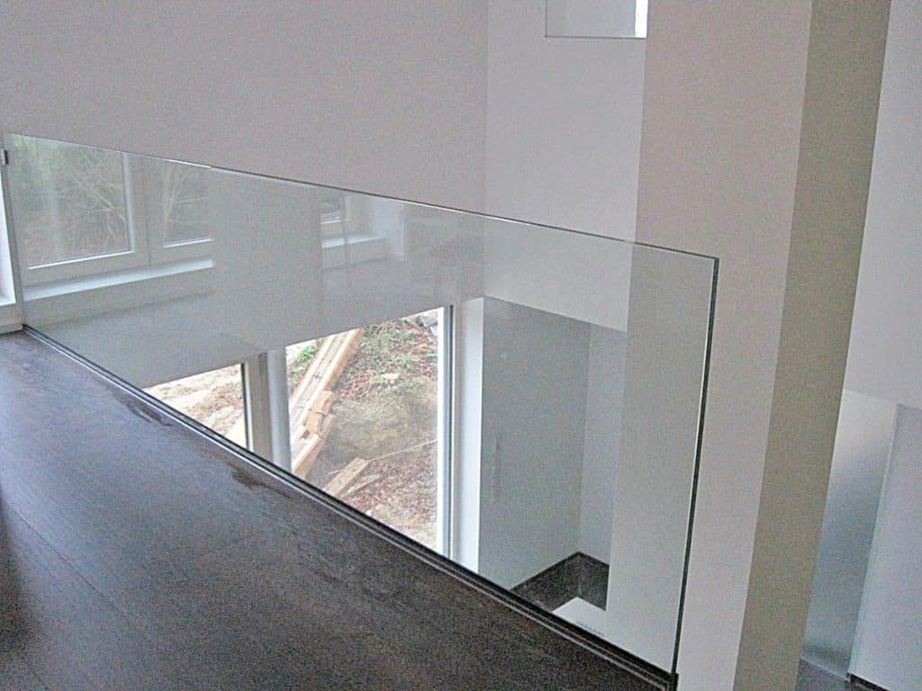 Treppen-Brüstung-aus-Glas